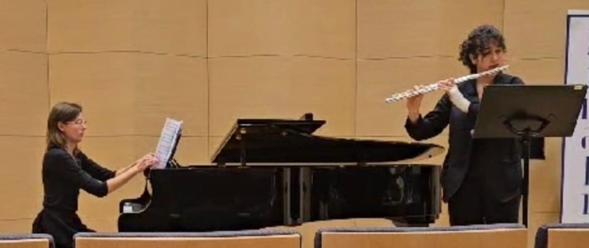 Karolina Frączek grająca na flecie razem z Panią Edytą Suchanek przy fortepianie podczas występu na szóstym Międzynarodowym Konkursie Instrumentów Dętych Finalis w Białymstoku.