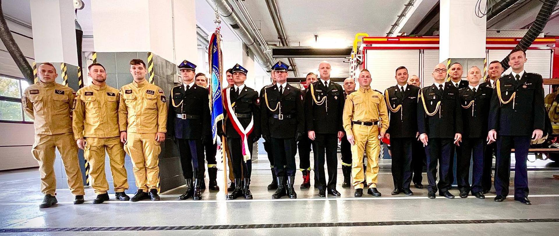 Zdjęcie przedstawia ślubującego funkcjonariusza, składającego przysięgę w obecności Komendanta Miejskiego, jego Zastępcy oraz funkcjonariuszy Jednostki Ratowniczo-Gaśniczej nr 1 w Słupsku.