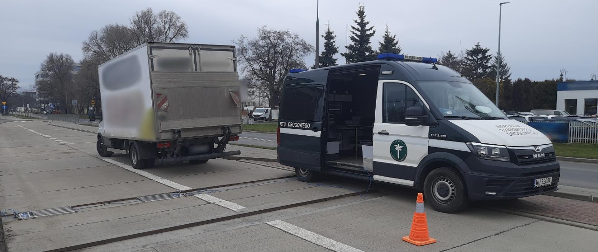 Miejsce kontroli niewielkiej ciężarówki zatrzymanej przez patrol mazowieckiej Inspekcji Transportu Drogowego na terenie Warszawy.