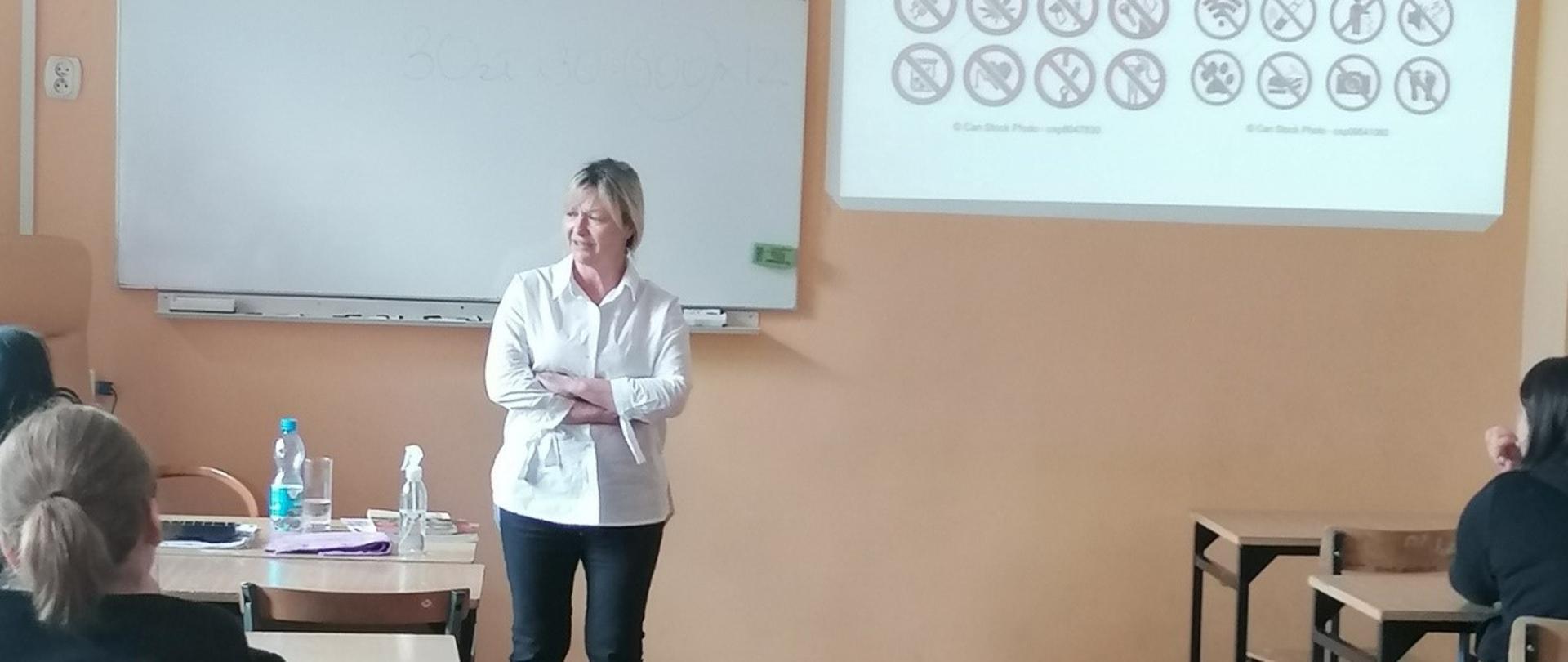 W dniu 30 maja 2022r. Kierownik sekcji Oświaty Zdrowotnej i Promocji Zdrowia z Powiatowej Stacji Sanitarno-Epidemiologicznej w Szczecinie Magdalena Stachel przeprowadziła warsztaty z zakresu zapobiegania używania Nowych Substancji Psychoaktywnych w Zespole Państwowych Szkół Muzycznych w Szczecinie. Uczniowie mieli okazję uzupełnić swoją wiedzę na temat zagrożeń związanych z zażywaniem substancji psychoaktywnych. 