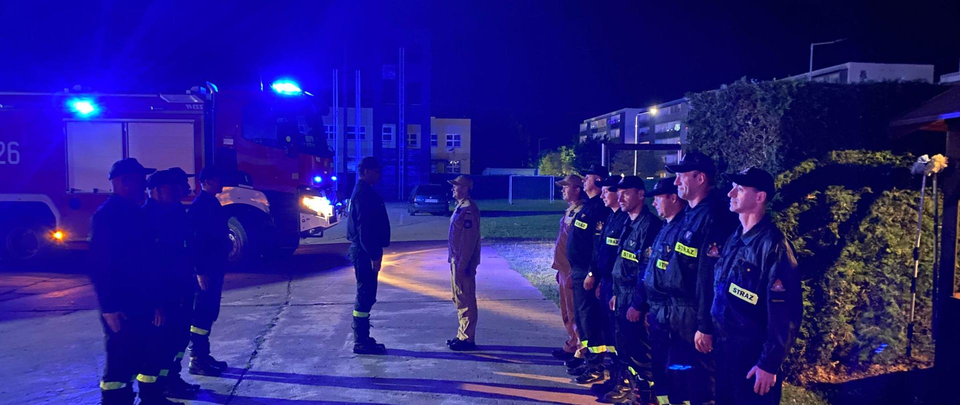 strażacy witają kolegów