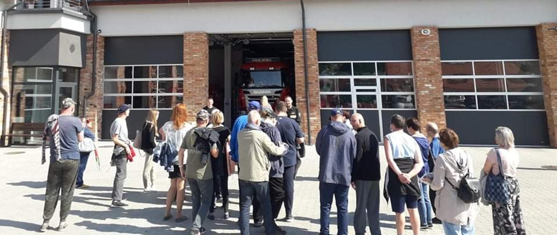 Na zdjęciu funkcjonariusze Komendy Powiatowej Państwowej Straży Pożarnej w Świeciu podczas spotkania w ramach kampanii społecznej Kręci Mnie Bezpieczeństwo z uczestnikami Warsztatów Terapii Zajęciowej w Świeciu