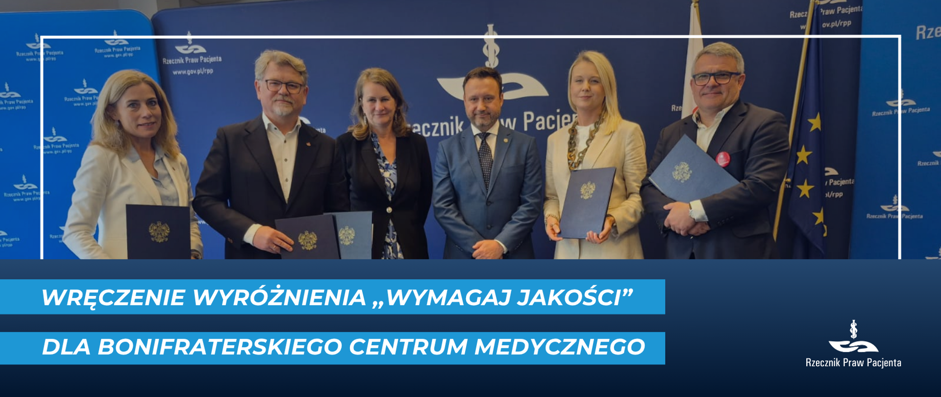 Grafika przedstawia zdjęcie uczestników wydarzenia, pod spodem biały napis na niebieskim pasku Wręczenie wyróżnienia ,,Wymagaj jakości" dla Bonifraterskiego Centrum Medycznego