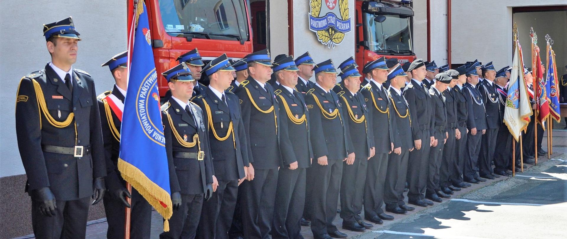 Strażacy podczas uroczystej zbiórki z okazji dnia strażaka