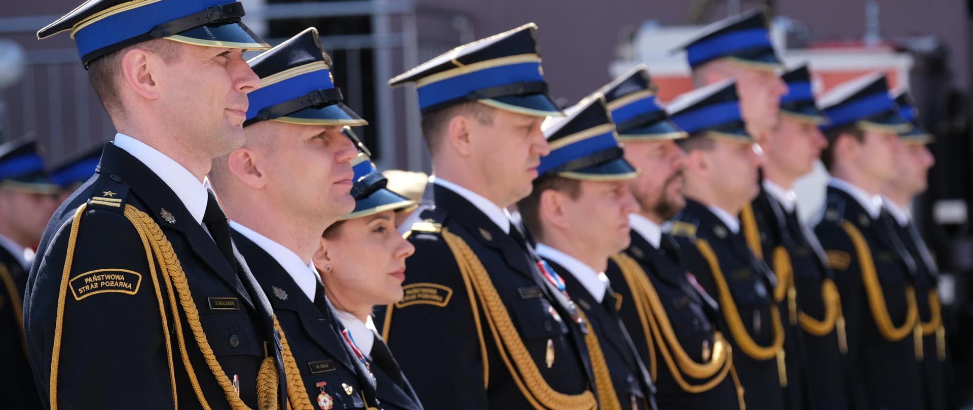 Kadra oficerska SGSP stojąca w szeregu w trakcie uroczystego apelu. 