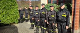 Strażacy z Komendy Powiatowej Państwowej Straży Pożarnej w Cieszynie włączyli się do akcji „Niepodległa do hymnu” dla uczczenia Narodowego Święta Niepodległości. 