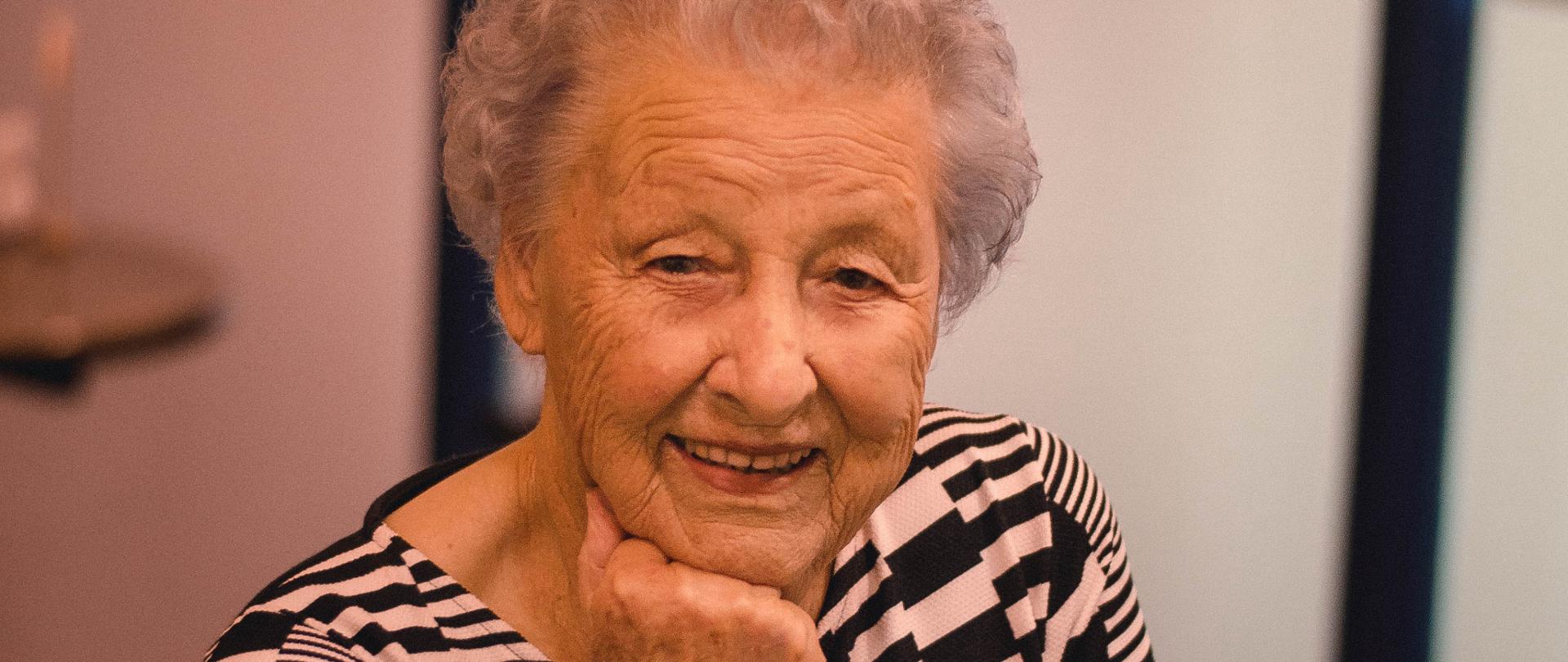 Uśmiechająca się seniorka