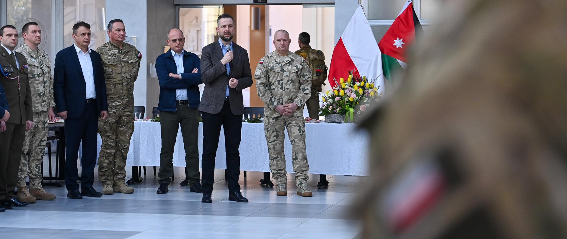 31 marca 2026 roku, wicepremier i minister obrony narodowej Władysław Kosiniak-Kamysz przebywał z wizytą w Haszymidzkim Królestwie Jordanii. Głównym punktem wizyty było wielkanocne spotkanie z żołnierzami XIX zmiany Polskiego Kontyngentu Wojskowego w Iraku. Szefowi MON towarzyszyła kadra dowódcza Sił Zbrojnych RP, a uroczystość była okazją do złożenia życzeń oraz przełamania się symbolicznym jajkiem z żołnierzami pełniącymi służbę w regionie Bliskiego Wschodu. Fot. plut. Wojciech Król/MON 