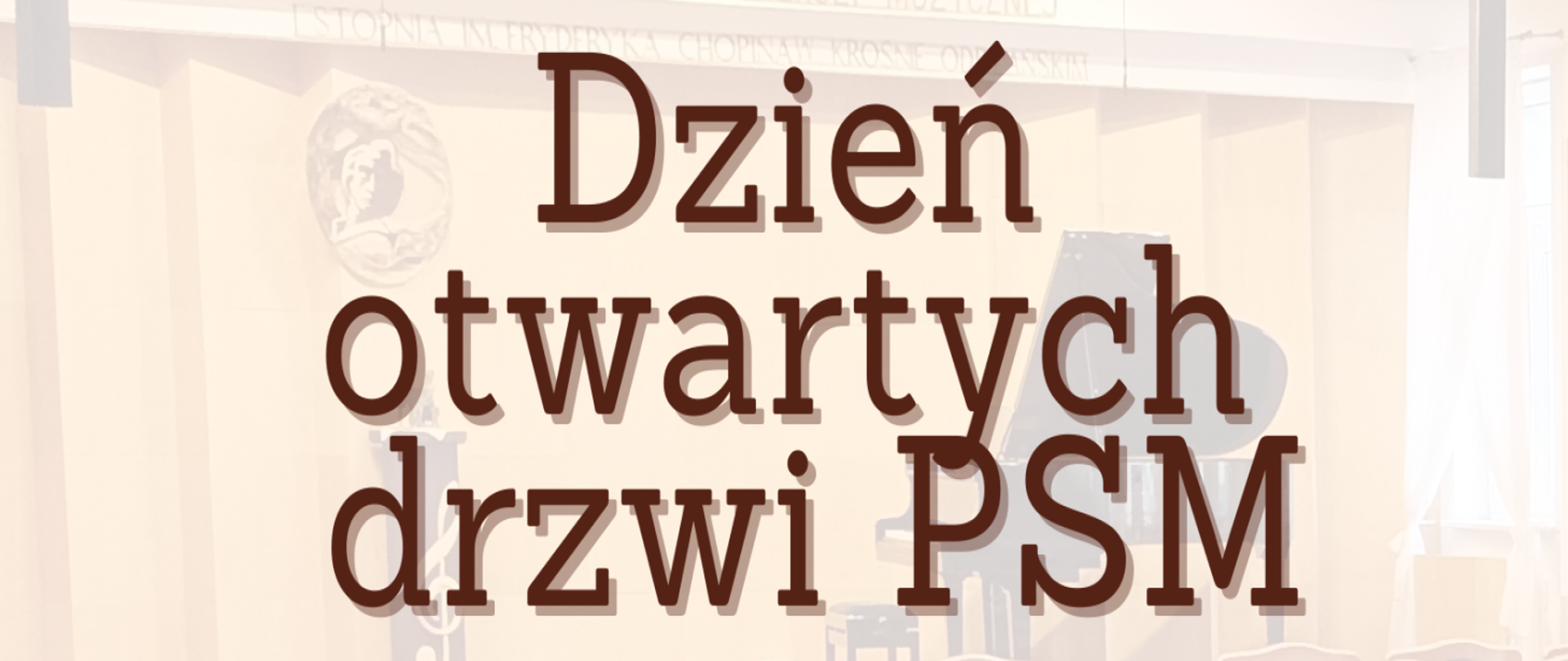 Na tle sali koncertowej PSM I st. w Krośnie Odrzańskim widnieje brązowy napis Dzień Drzwi Otwartych PSM
