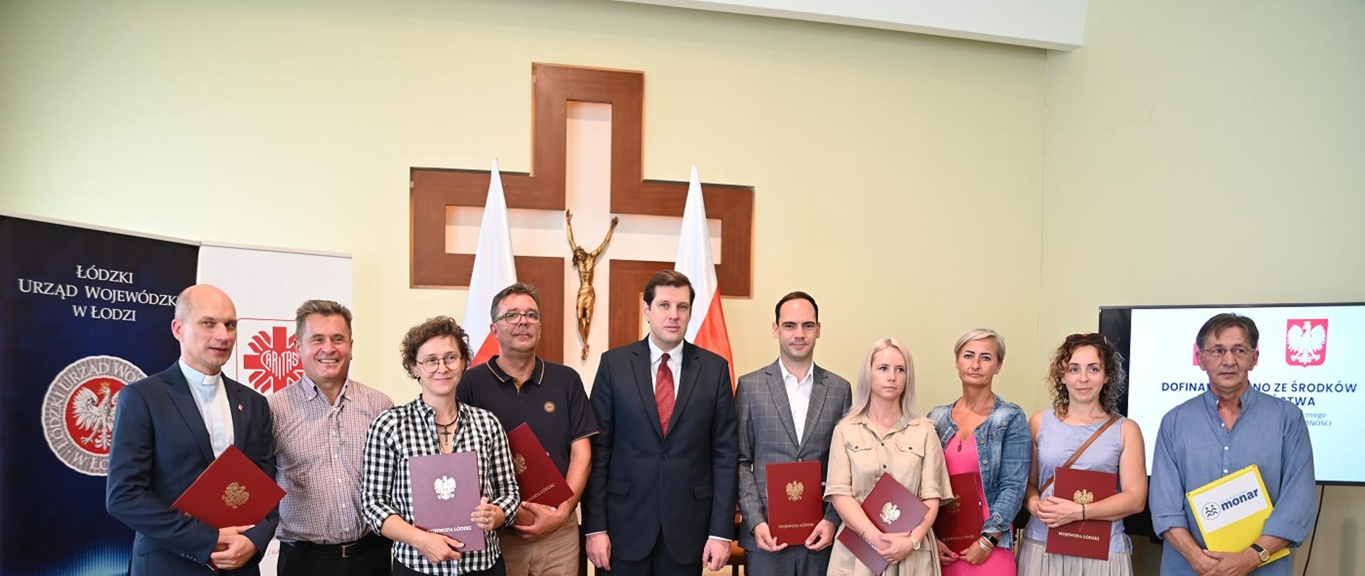 Wspólne zdjęcie wojewody łódzkiego i przedstawicieli podmiotów, które otrzymały dofinansowanie
