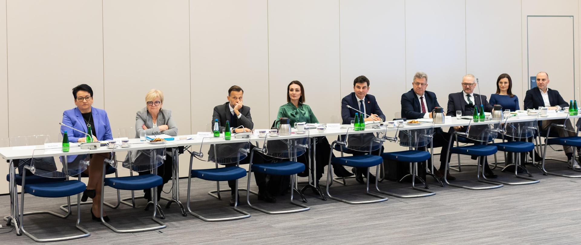 Narada wojewodów w Ministerstwie Spraw Wewnętrznych i Administracji w dniu 9 grudnia 2024 r. wojewodowie zebrani podczas spotkania