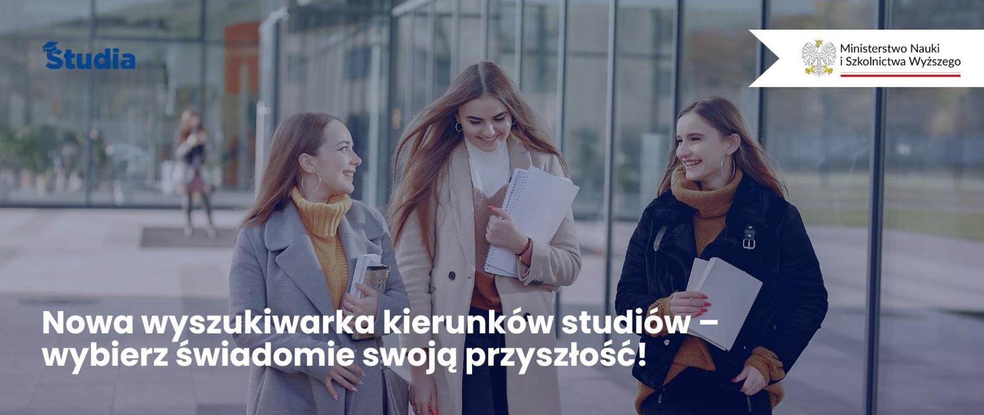 Grafika - trzy młode dziewczyny z plikami kartek w rękach idą chodnikiem wzdłuż przeszklonej ściany, obok napis Nowa wyszukiwarka kierunków studiów – wybierz świadomie swoją przyszłość.