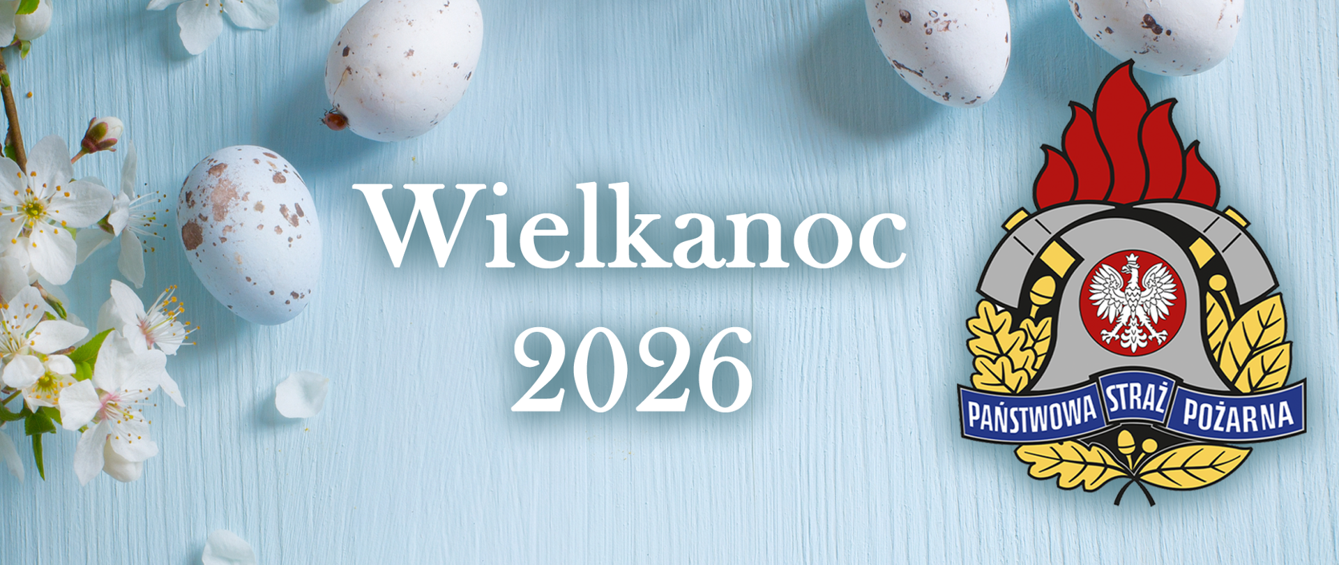 Grafika na błękitnym tle z lewej wiosenne kwiaty na gałęzi oraz pisanki. Z prawej strony logotyp Państwowej Straży Pożarnej oraz na środku napis Wielkanoc 2026. 