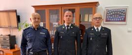 Na zdjęciu Komendant PSP w Śremie, Komendant Powiatowy Policji w Śremie oraz wyróżniony asp. Piotr Michalski który trzyma list gratulacyjny oraz drobny upominek