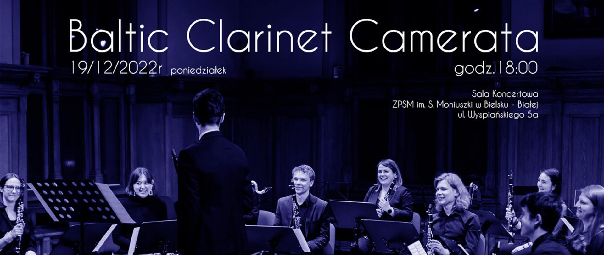 niebieskie tło, białe napisy Baltic Clarinet Camerata koncert w dniu 19.12.2022 godz. 18.00 sala koncertowa ZPSM w Bielsku-Białej, w tle skład orkiestry klarnetowej podczas koncertu