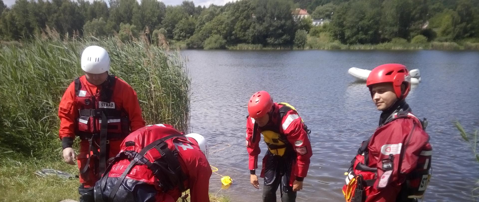 Zdjęcie przedstawia ewakuację poszkodowanego z wody. 