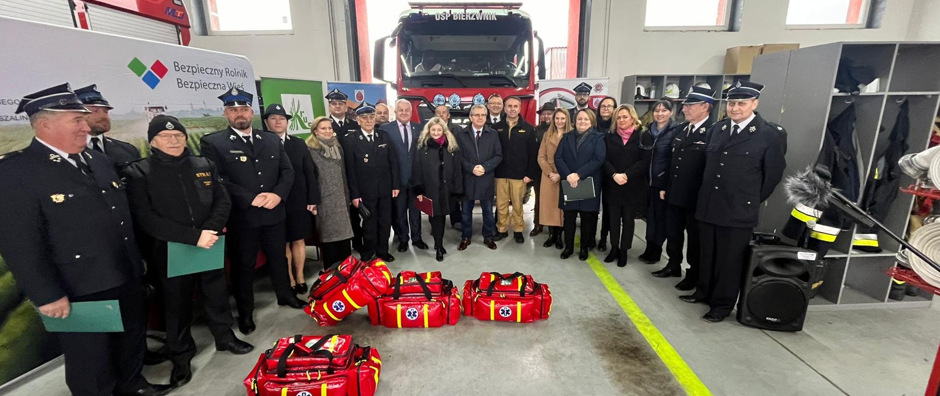 Wspólne zdjęcie wszystkich uczestników spotkania na tle samochodu bojowego OSP Bierzwnik.