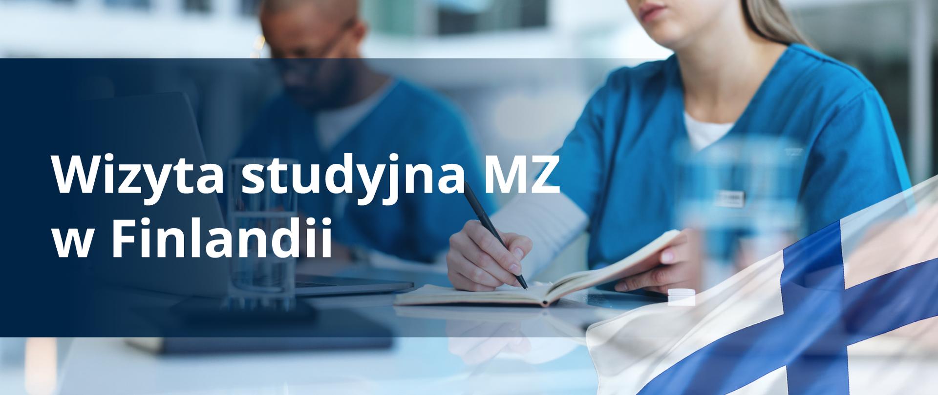 Napis „Wizyta studyjna MZ w Finlandii” na tle zdjęcia osób w medycznych uniformach robiących notatki, z fragmentem fińskiej flagi po prawej stronie.