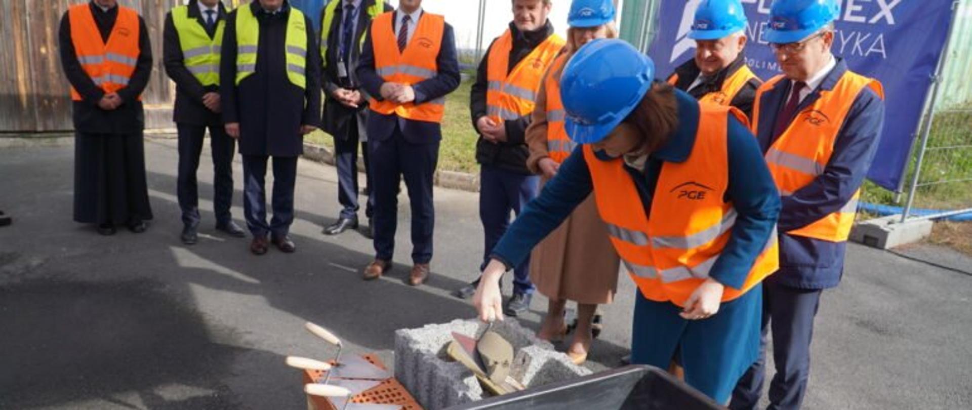 Wojewoda podkarpacki Ewa Leniart podczas uroczystego wmurowania kamienia węgielnego pod budowę kotłowni gazowej w PGE Energia Ciepła Oddział Elektrociepłownia w Rzeszowie. 