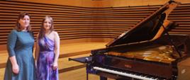 Dwie kobiety stoją przy fortepianie Fazioli