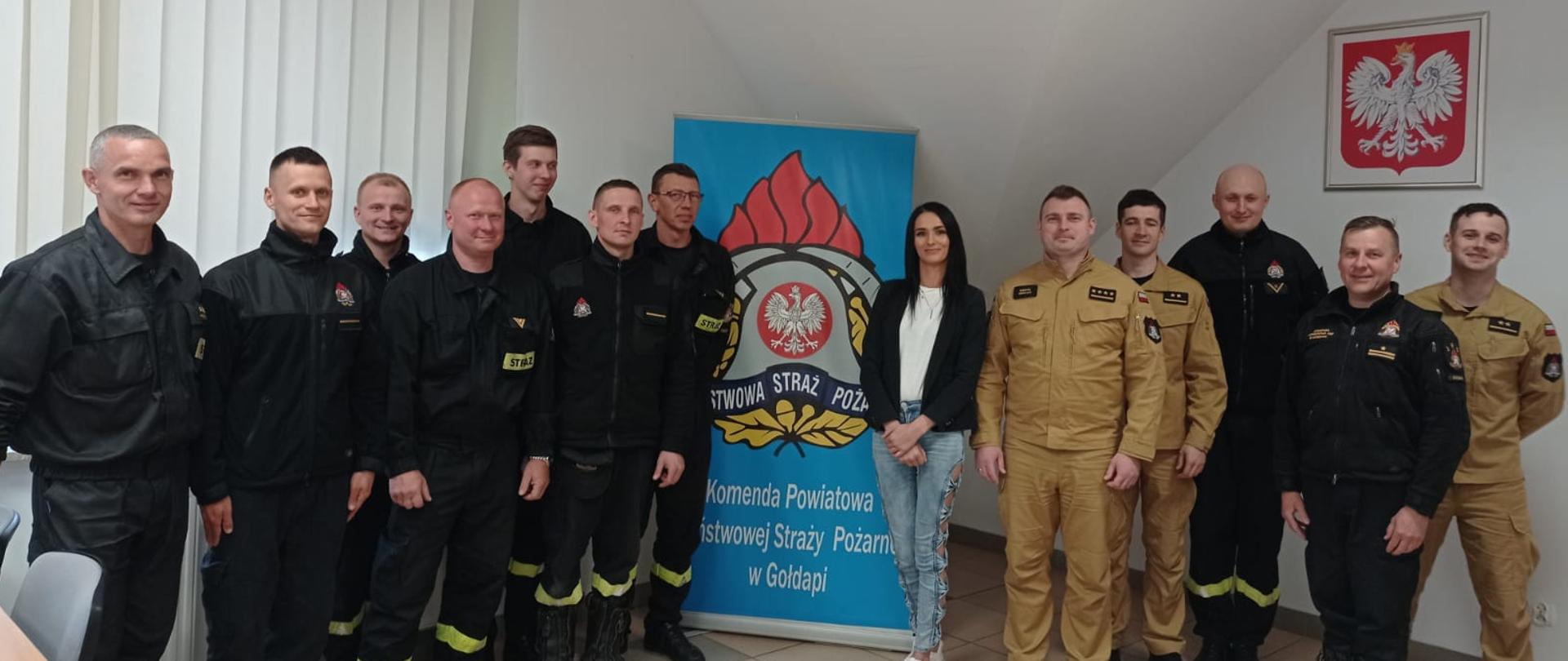 Zdjęcie przedstawia Panią Monikę Szynkowską reprezentującą firmę Cogito Med wraz z funkcjonariuszami Komendy Powiatowej Państwowej Straży Pożarnej w Gołdapi podczas spotkania szkoleniowego w ramach profilaktyki zakaźnych chorób odkleszczowych