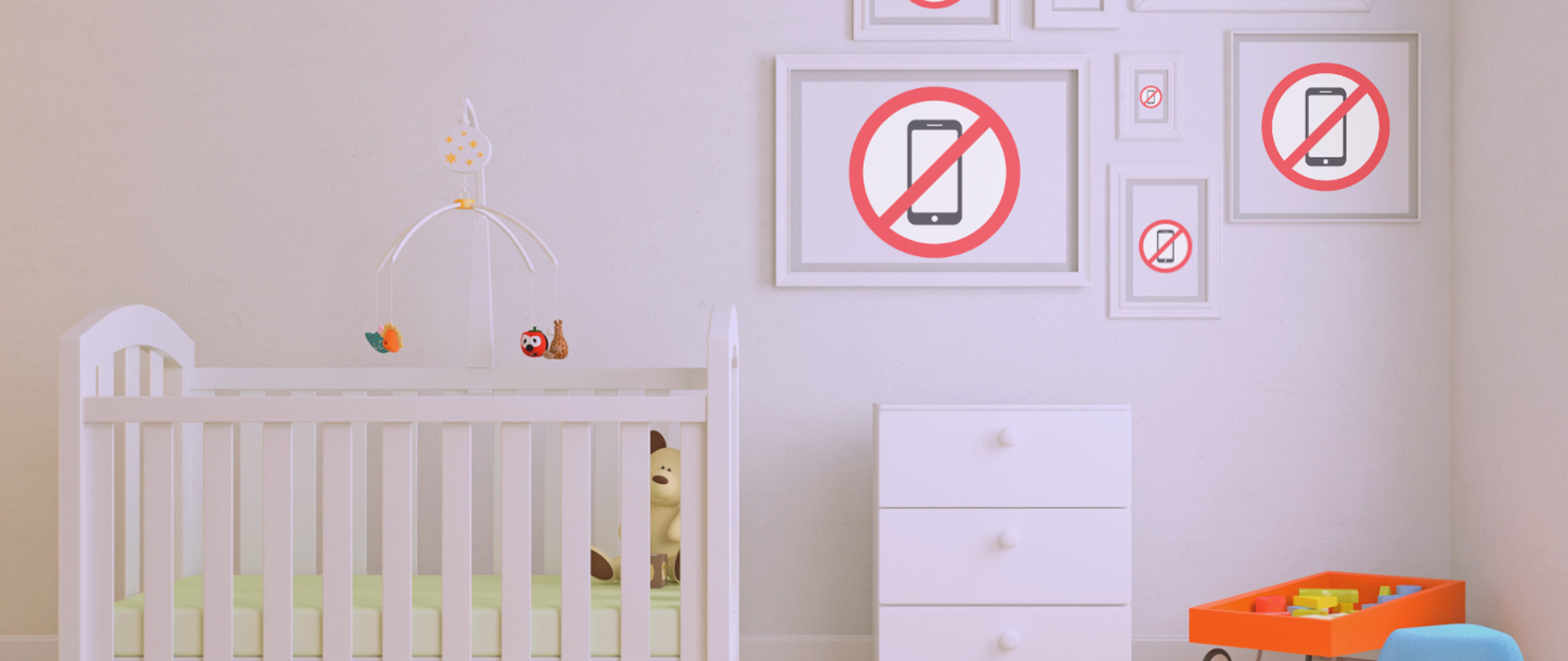 Ilustracja przedstawia pokój dziecięcy z łóżeczkiem, komodą i zabawkami. Na ścianie zawieszone ramki na obrazy różnej wielkości. W każdej z ramek symbol przekreślonego telefonu komórkowego.