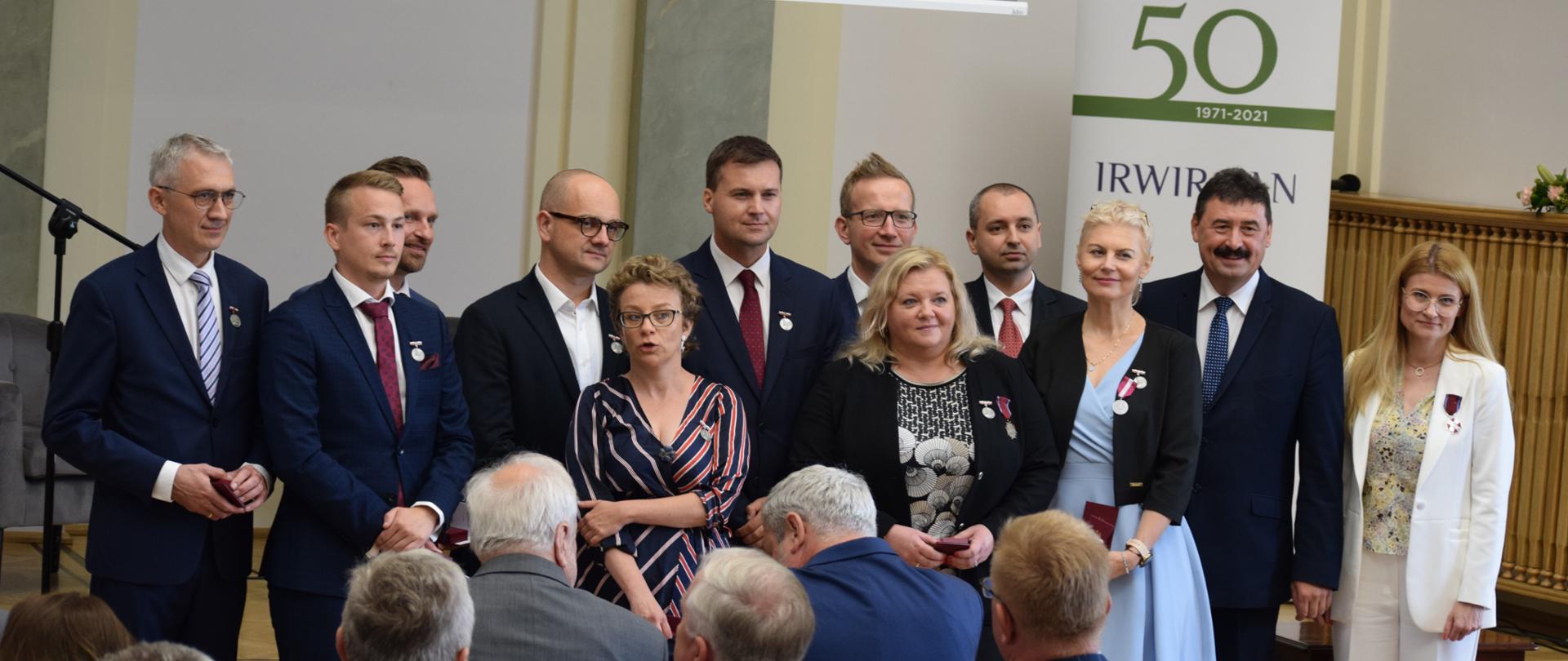 Sekretarz stanu Ryszard Bartosik stojący wraz odznaczonymi