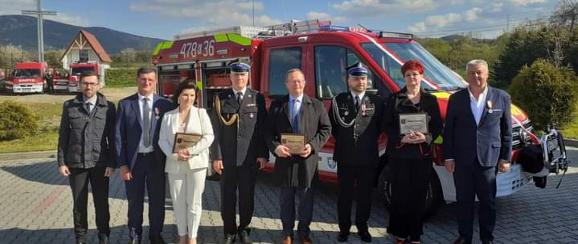 Uroczystość przekazania samochodu pożarniczego dla OSP Lipnik