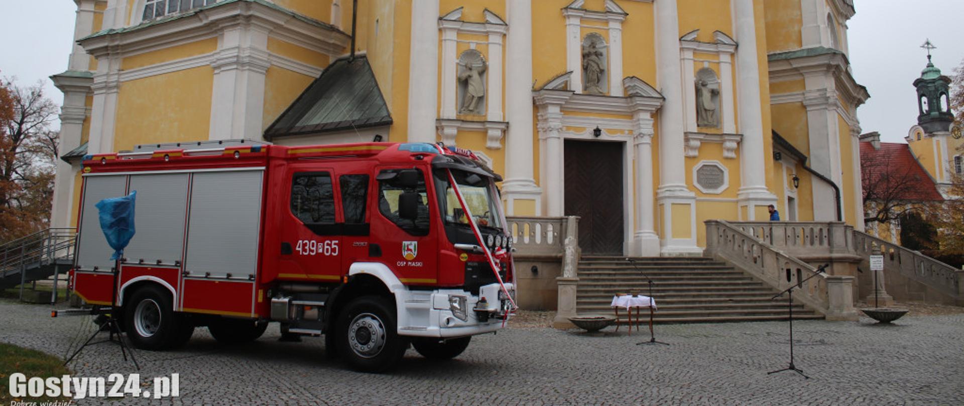 Zdjęcia przedstawia samochód strażacki na tle Bazyliki.