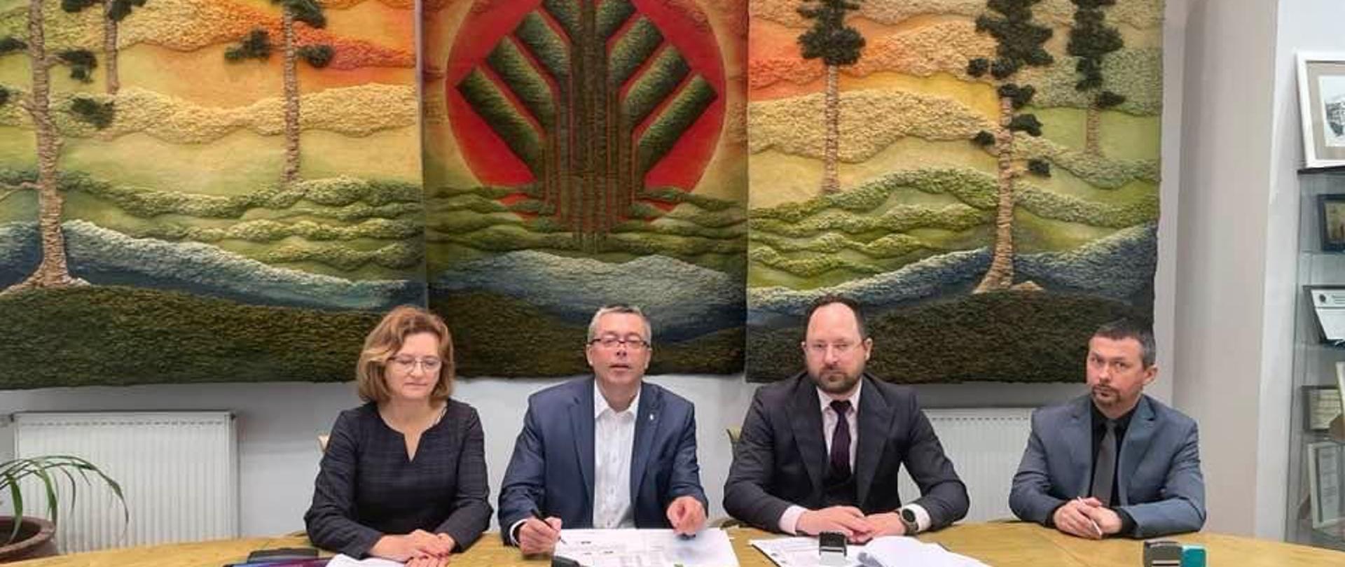 Na zdjęciu od lewej: Agata Wojtyszek, Poseł na Sejm RP, Artur Michalski, zastępca prezesa zarządu NFOŚiGW