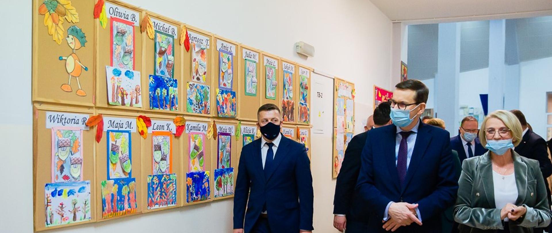 Premier zwiedza budynek szkoły.