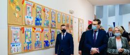 Premier zwiedza budynek szkoły.