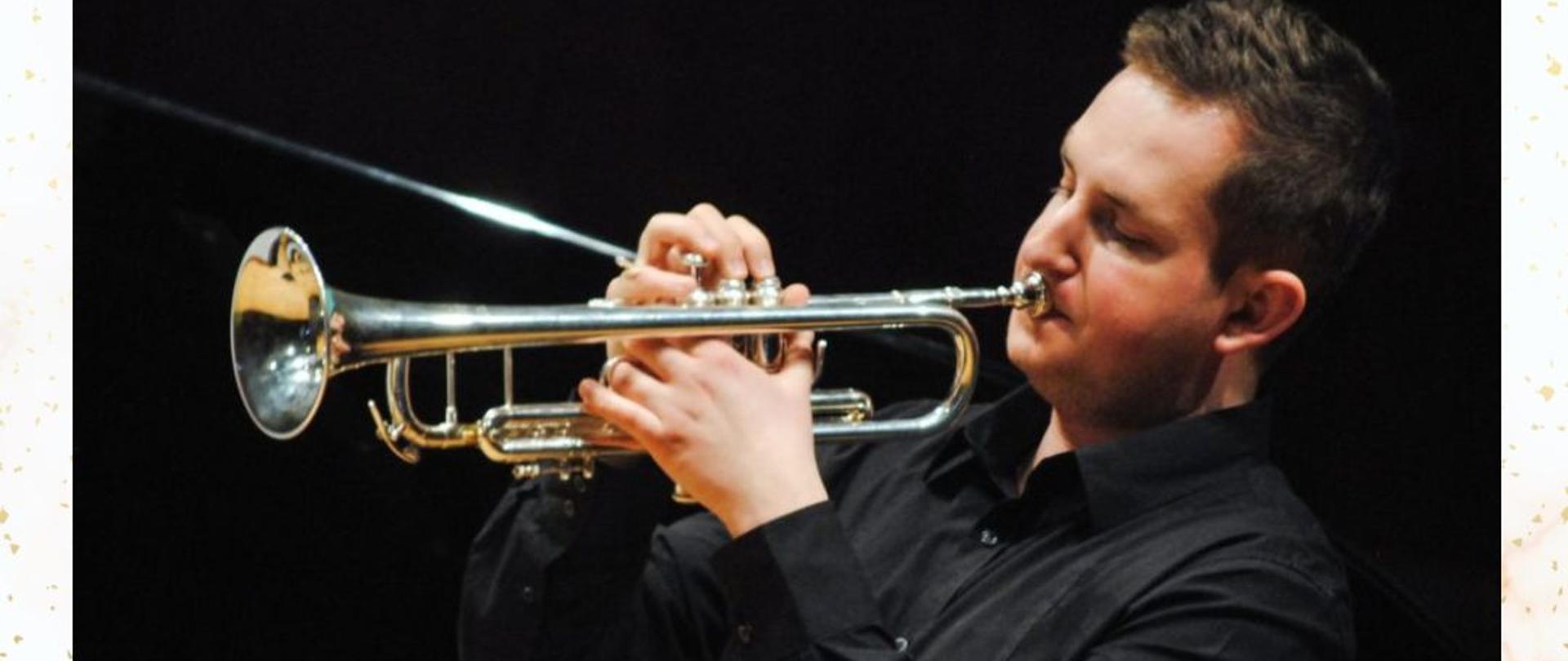 Zdjęcie przedstawia mężczyznę grającego na trąbce oraz informację o Audycji klasy trąbki Pana Krzysztofa Sadowskiego, która odbędzie się 25 marca 2025 r. o godzinie 17 w Szkole Muzycznej I stopnia w Płońsku.