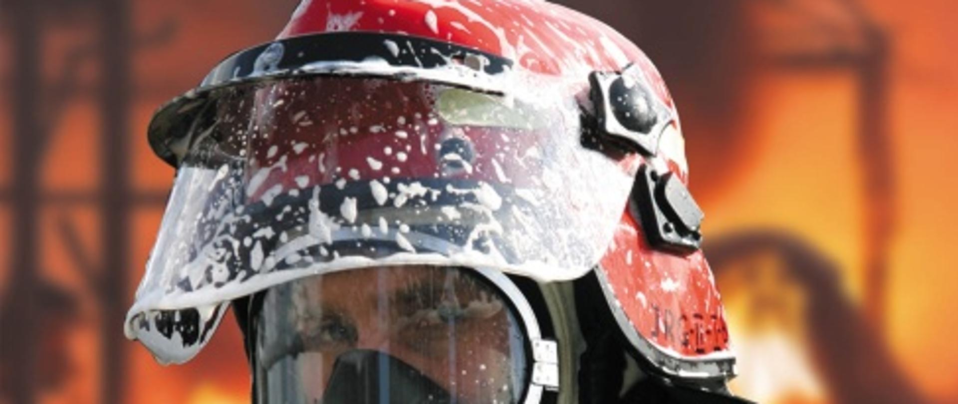 glowa strażaka w czerwonym hełmie i w masce ochrony dróg oddechowych, oraz napis Kalendarz Wielkpolskich Strażaków 2013 