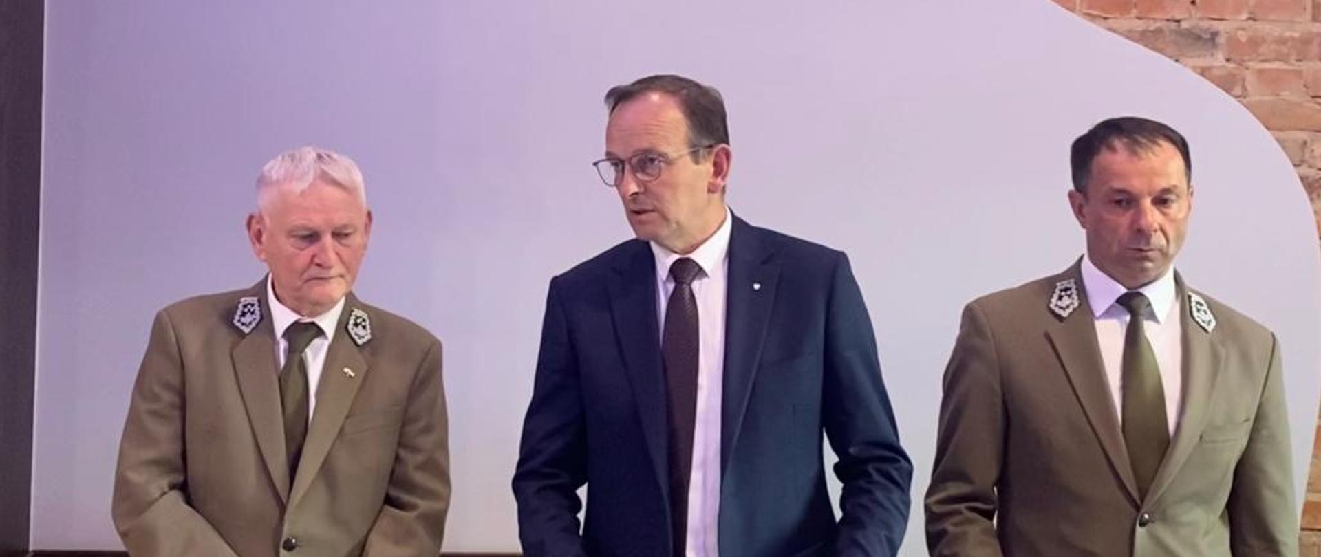 Wiceminister Edward Siarka podczas narady dyrektorów regionalnych dyrekcji Lasów Państwowych w Porażynie.