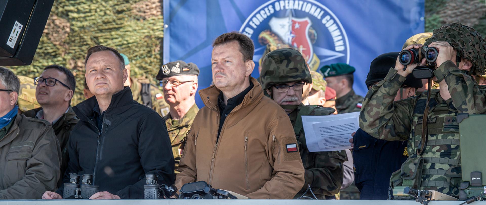 Prezydent Andrzej Duda i minister obrony narodowej Mariusz Błaszczak obserwują ćwiczenia Anakonda 20 na poligonie w Ustce. 