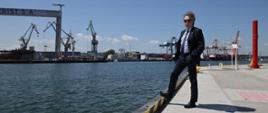 Na zdjęciu Wiceminister Jacek Karnowski w Porcie Gdynia, stoi na nabrzeżu