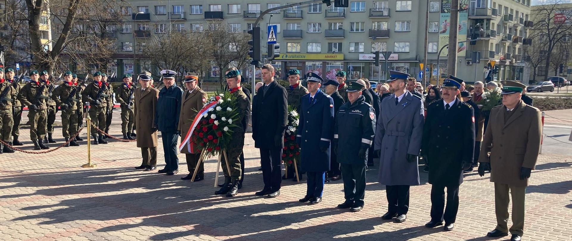 Złożenie wieńców przy tablicy upamiętniającej ofiary katastrofy Smoleńskiej.