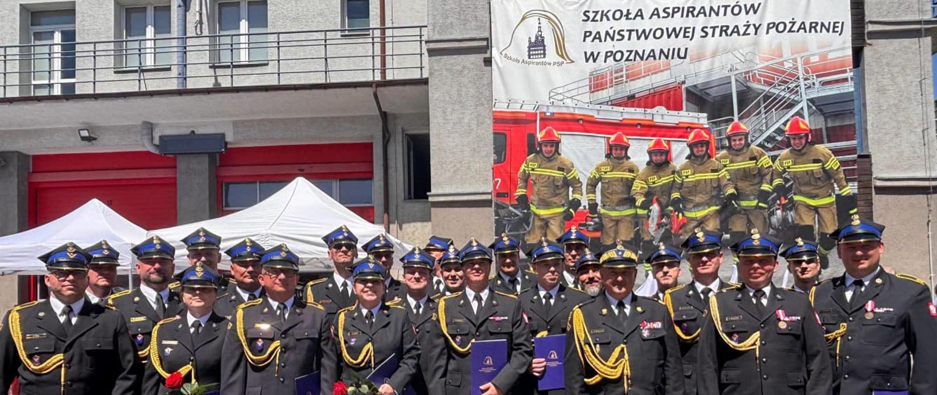 Zdjęcie przedstawia awansowanych z terenu województwa pomorskiego wraz z Komendantem Wojewódzkim