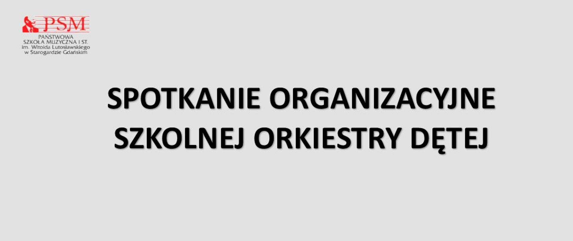 Szara grafika z napisem "spotkanie organizacyjne szkolnej orkiestry dętej" z widocznym czerwonoczarnym szkolnym logo szkoły.