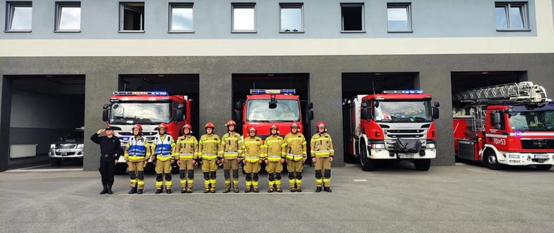 Minutą ciszy strażacy przed remizą oddają hołd zmarłemu strażakowi