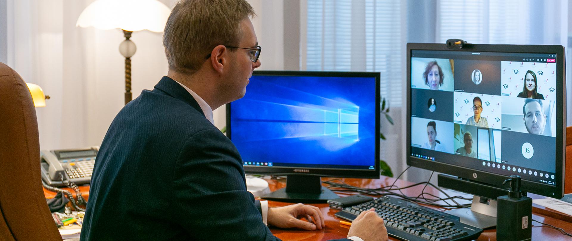 Wiceminister Jan Sarnowski podczas wideokonferencji.