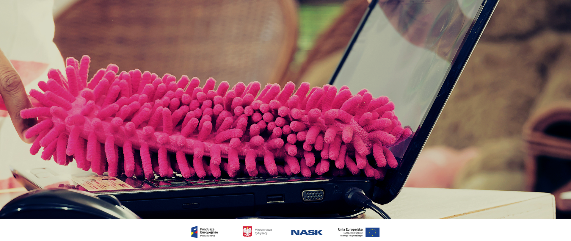 Komputer przecierany szmatką do kurzu 