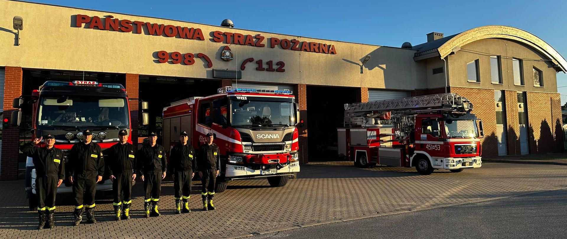 Funkcjonariusze Komendy Powiatowej w Grójcu oddają hołd strażakom OSP