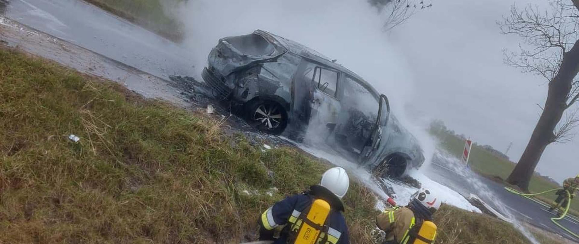 Strażacy gaszą pożar samochodu
