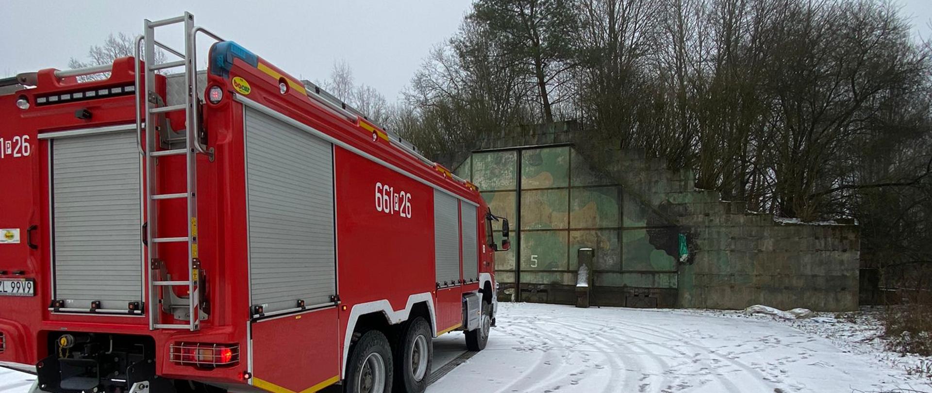 Na zdjęciu samochód strażacki przed byłym bunkrem.