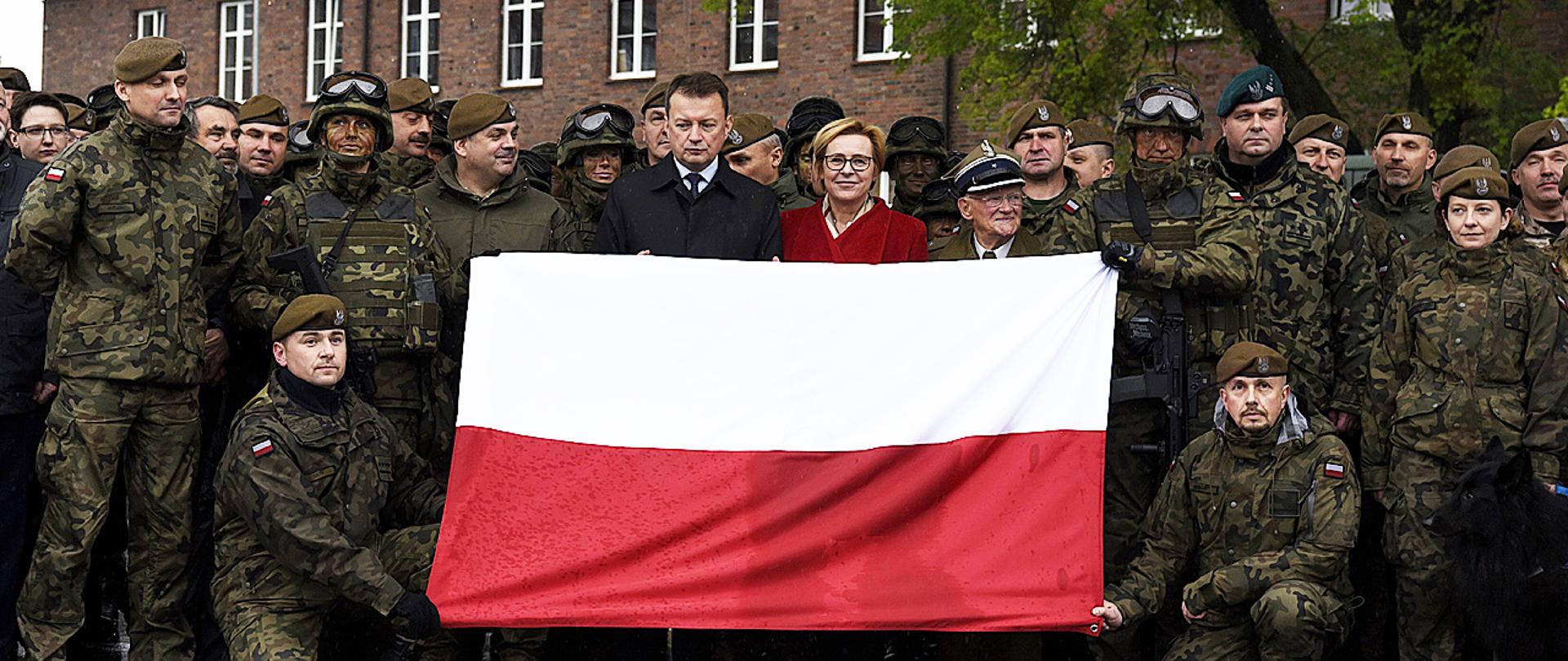 W środę, 15 maja br. szef MON odwiedził 131. batalion lekkiej piechoty Wojsk Obrony Terytorialnej w Gliwicach, gdzie spotkał się z dowódcami Brygad Obrony Terytorialnej oraz zapoznał się z planami rozwoju piątego rodzaju Sił Zbrojnych RP. Ministrowi towarzyszył dowódca WOT gen. dyw. Wiesław Kukuła. Fot. Maciej Nędzyński/CO MON