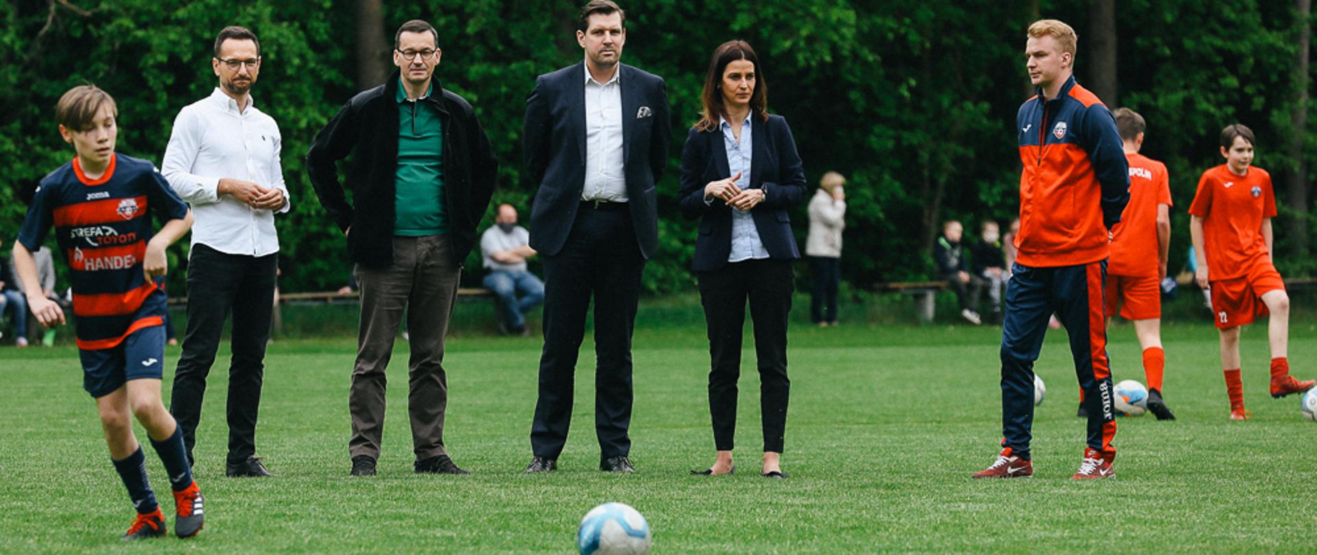 Premier Mateusz Morawiecki podczas treningu piłkarskiego.