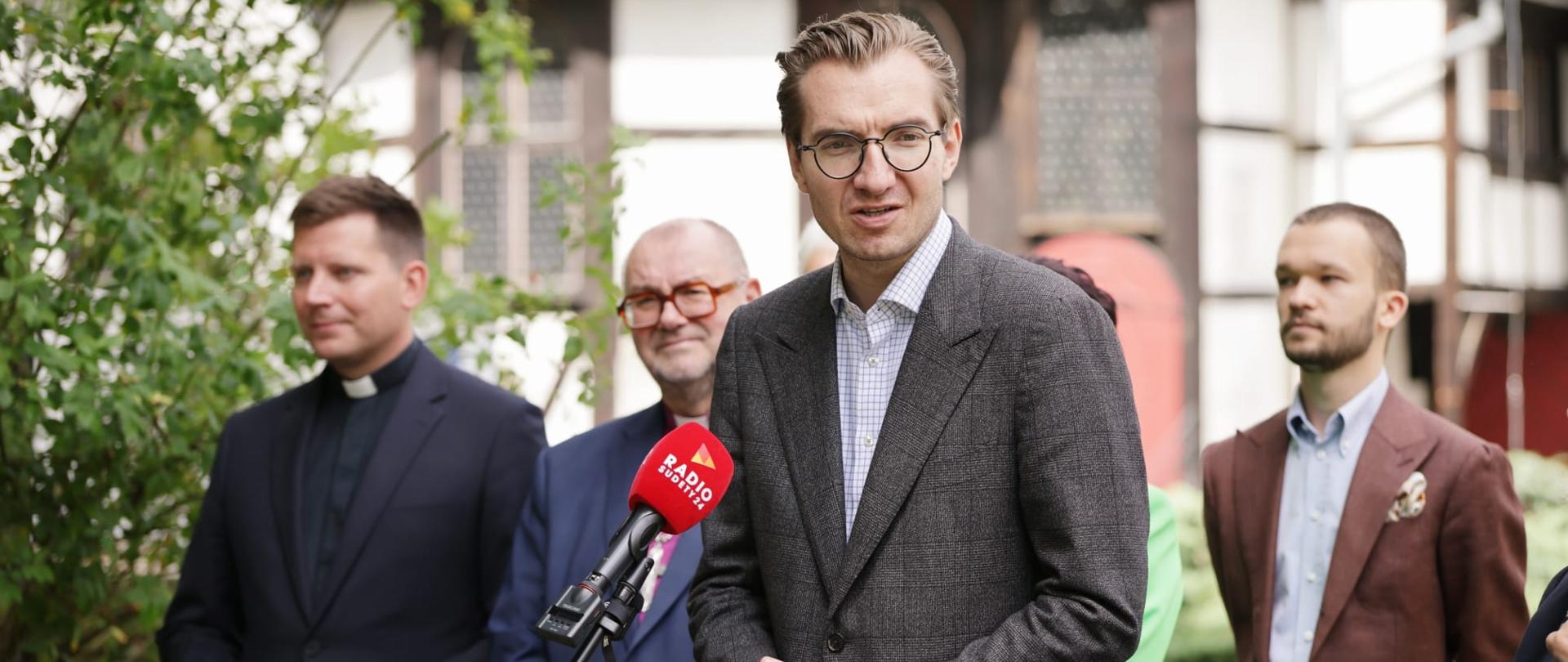 Wiceminister Jan Szyszko przed mikrofonem