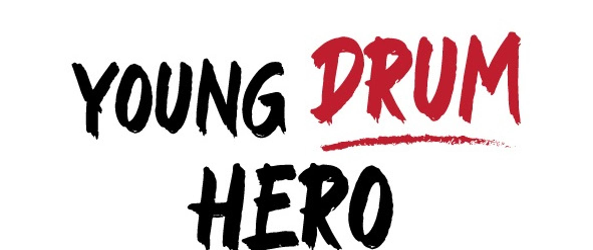 czarny napis: YOUNG, obok czerwony napis: DRUM, poniżej czarny napis HERO, całość na białym tle